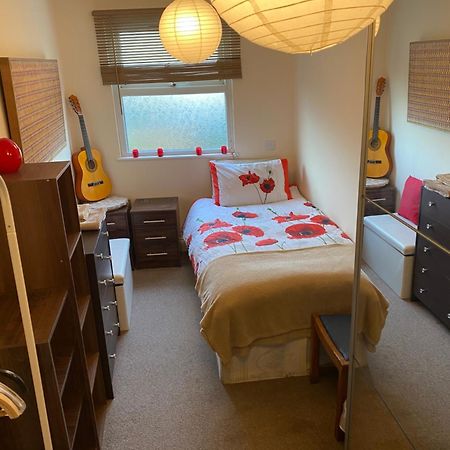 35 Mins To Central London. 3 Bedrooms. 2 Bathrooms With Garden Екстериор снимка