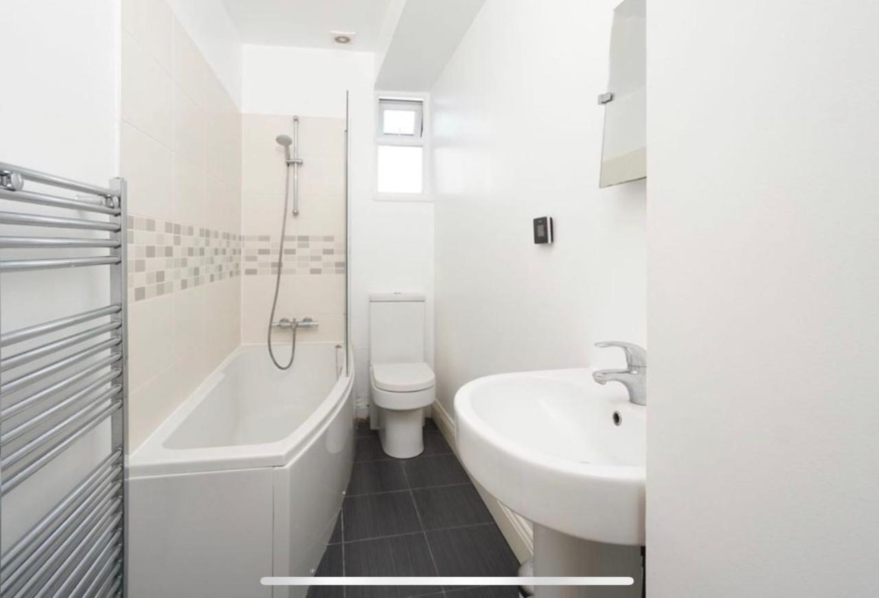 35 Mins To Central London. 3 Bedrooms. 2 Bathrooms With Garden Екстериор снимка