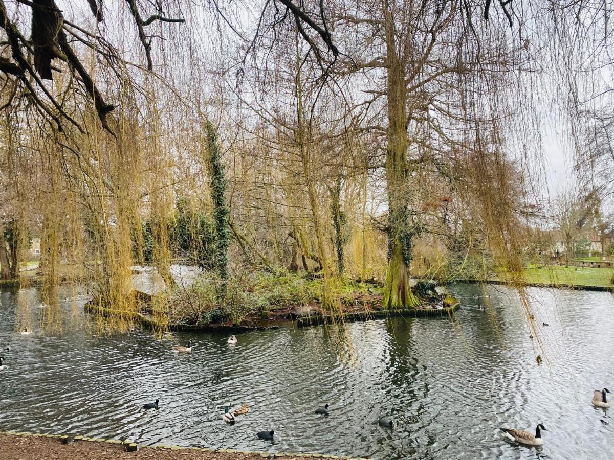 35 Mins To Central London. 3 Bedrooms. 2 Bathrooms With Garden Екстериор снимка