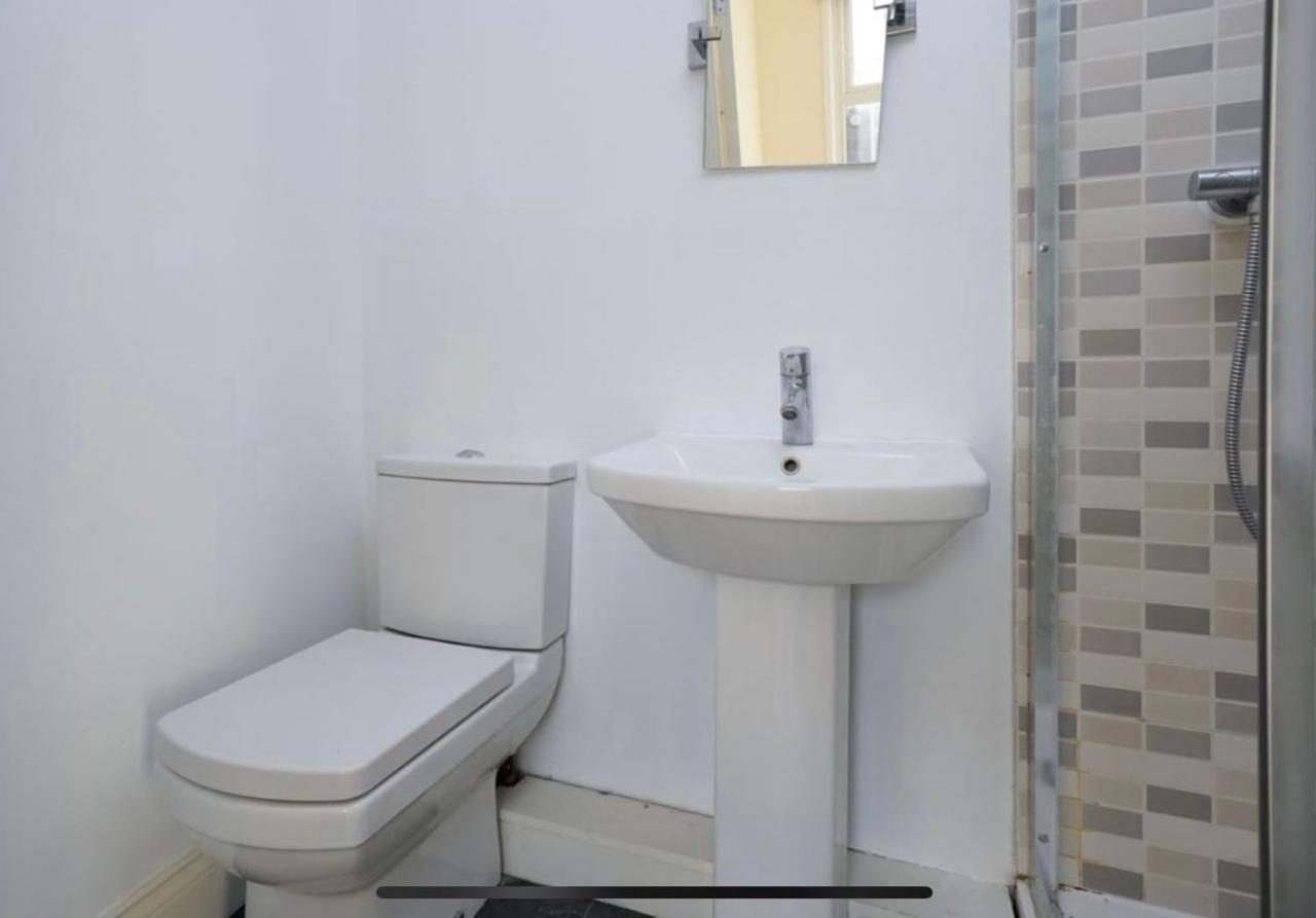 35 Mins To Central London. 3 Bedrooms. 2 Bathrooms With Garden Екстериор снимка