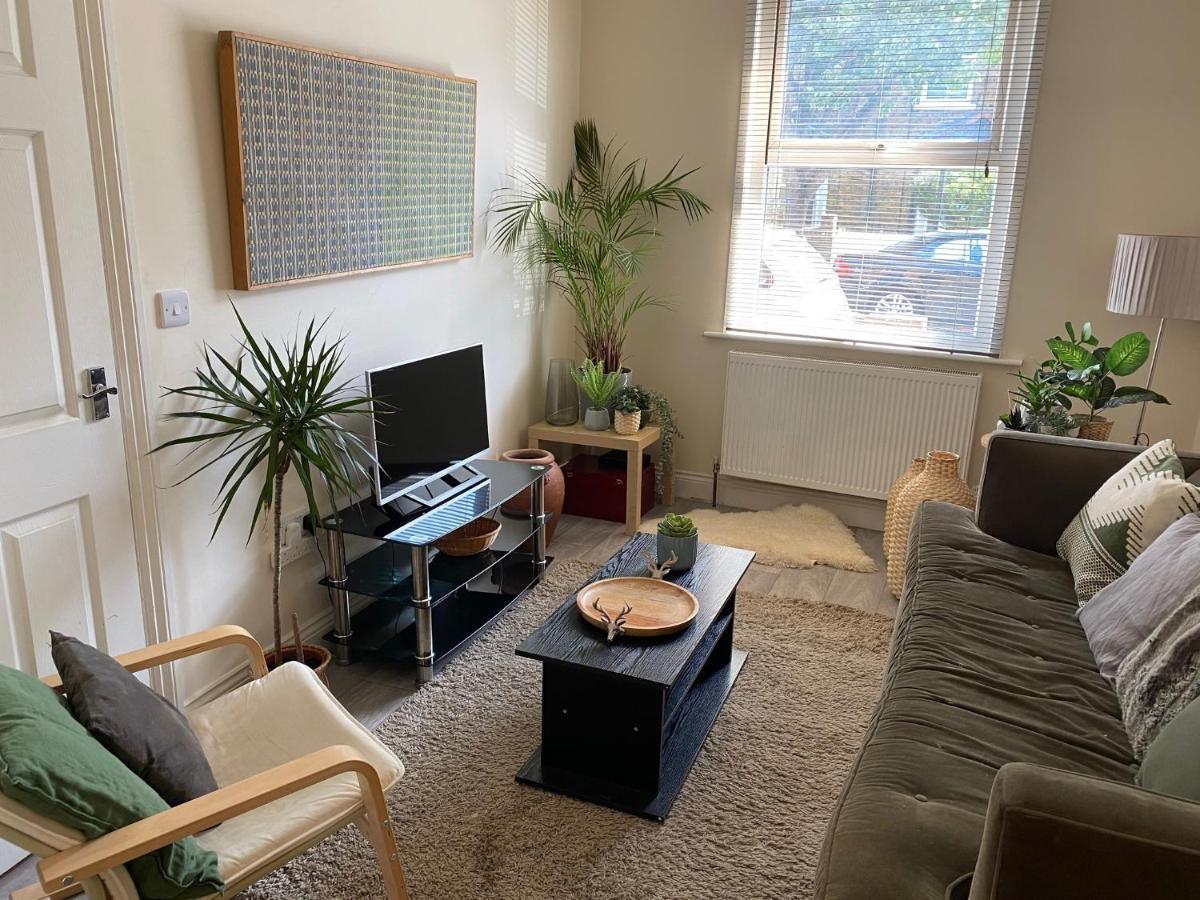 35 Mins To Central London. 3 Bedrooms. 2 Bathrooms With Garden Екстериор снимка