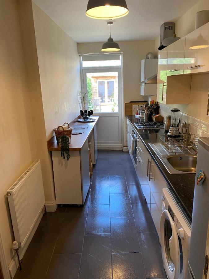 35 Mins To Central London. 3 Bedrooms. 2 Bathrooms With Garden Екстериор снимка